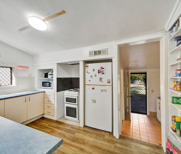 Central family home in perfect location - Photo 4