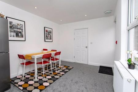 4 bedroom terraced house to rent - Photo 5