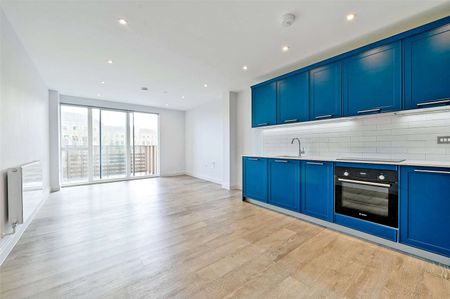 A stunning third floor two bedroom two bathroom apartment centrally located within Huntley Wharf with views over the River Kennet. - Photo 3