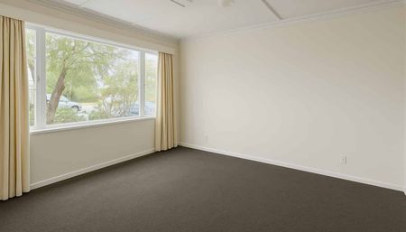 Spacious Family Home - Photo 4