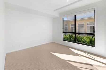 LUXURY THREE LEVEL DUPLEX TOWNHOUSE - Photo 5