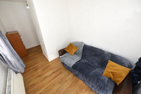 2 bedroom Flat in Otley Road, Leeds - Photo 2