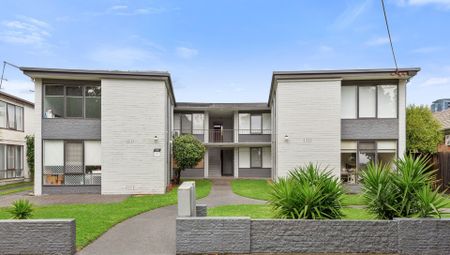 Stylish & Sunlit Apartment Opposite Caulfield Park - Photo 3