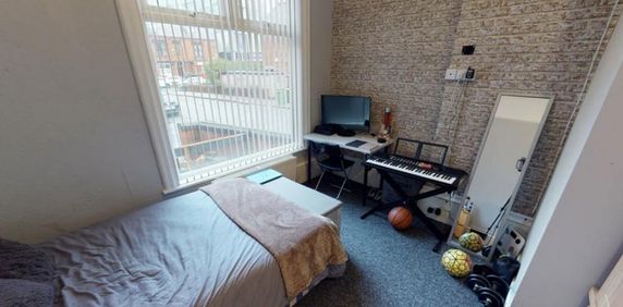 4 bedroom flat to rent - Photo 2