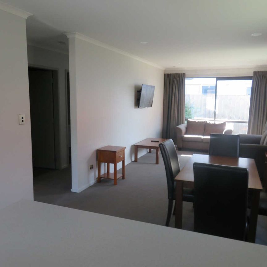 Fully Furnished Townhouse in Prime Location Opposite the University This well-presented brick townhouse offers comfortable, low-maintenance living in an unbeatable location directly across the road from the university. - Photo 1