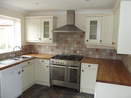 3 bedroom semi-detached house to rent - Photo 5