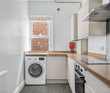 *Includes GAS & ELECTRIC* Spacious and well presented three bedroom... - Photo 1