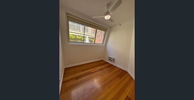 Spacious 2-Bedroom Apartment in Prime Location - Photo 1