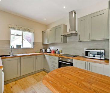 Lovely home in the charming village of Barnsley. - Photo 3