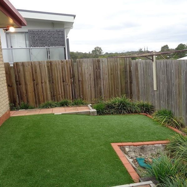 Low set Villa/Townhouse with low maintenance courtyard! Only 4 villa's in complex - Photo 1