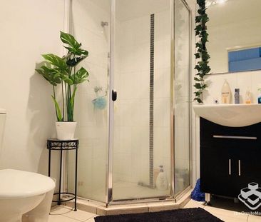 Fully Air-coned 4 Bedroom Townhouse, Ideal for Families or Professi... - Photo 6