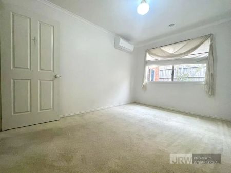 “Spacious 4 bedroom family home” - Photo 5