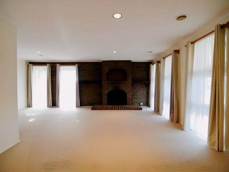 3 Bed, 1 Bath - Photo 4