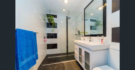 Spacious 4-Bedroom Family Home with Solar & Extra Study Room - Photo 2