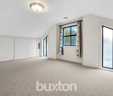 Stylish 4-Bedroom Townhouse in a Prime Rear Position - Photo 4