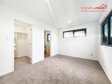Near - New 5 Bedroom Home - Photo 4