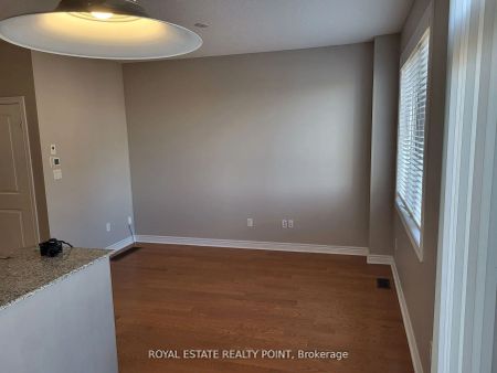 Condo Townhouse For Lease | E9010328 - Photo 2