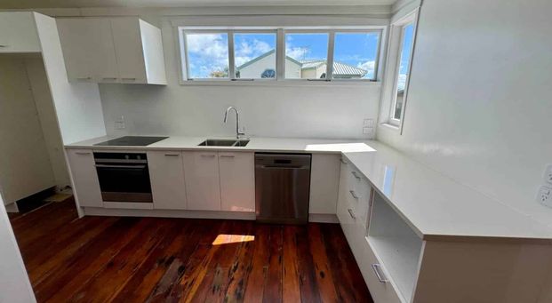 Sandringham's Best: Renovated California Bunga... - Photo 1