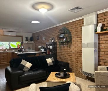 TWO BEDROOM UNIT ! - Photo 2