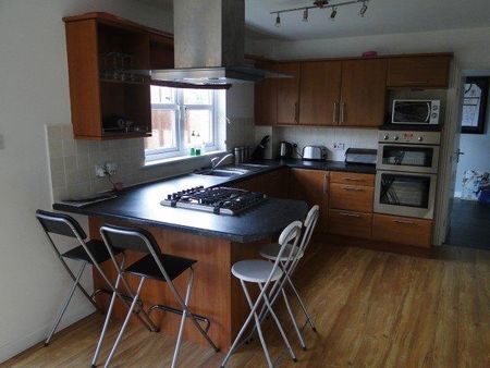 4 bedroom detached house to rent - Photo 5