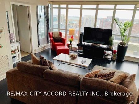 10 Capreol Court condo — Toronto, ON (3-Bedroom) - 3 Bedroom - Photo 5