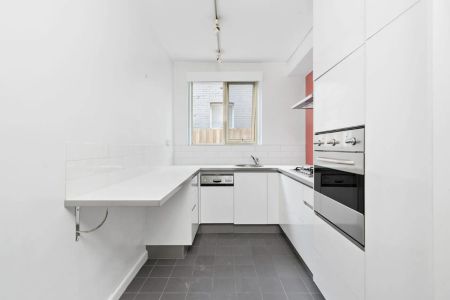 SPACIOUS GROUND FLOOR APARTMENT - Photo 3