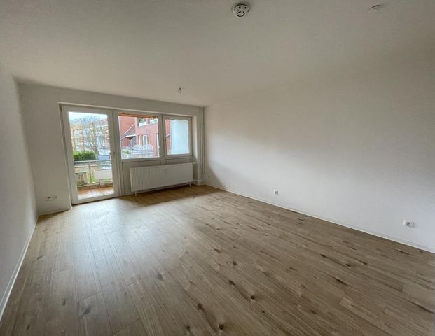 Teilsanierte 2-Zimmer-Wohnung mit neuem Laminatboden in ruhiger Wohnanlage! - Photo 1