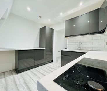 2 Bed Flat, St Johns Hill, SW11 - Photo 2