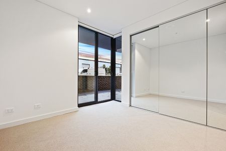 Designer 2 Bedroom Garden Apartment! - Photo 5
