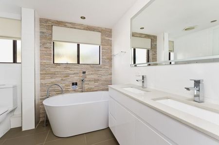 Unfurnished 3 Bedroom Apartment In the heart of Coogee! - Photo 5