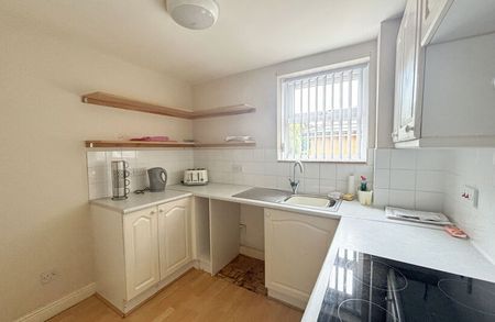 Flat , Westwood Court, Westwood Close, Scarborough - Photo 2