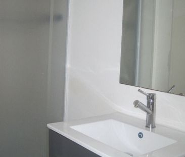 A LOUER APPARTEMENT DEUX CHAMBRES PROCHE CENTRE VILLE DE ST QUENTIN... - Photo 2