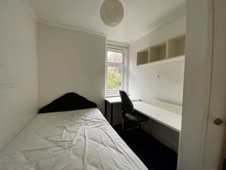 4 bedroom semi-detached house to rent - Photo 5