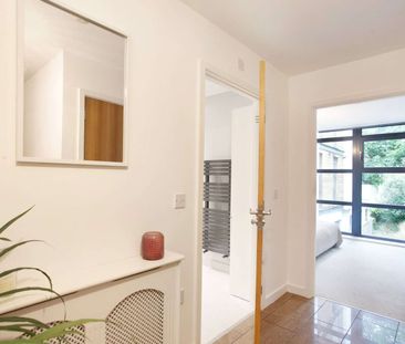 Stylish and contemporary flat nestled in landscaped communal grounds. - Photo 1