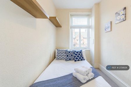 2 bedroom flat to rent - Photo 4