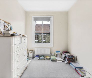 ** 6 MONTH TERM ONLY ** A three bedroom house situated within easy ... - Photo 5