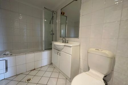 Top Floor Apartment, Your Cozy Retreat Close to Everything! - Photo 5