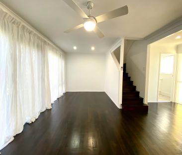 3 Bedroom Townhouse in Great Location! - Photo 3