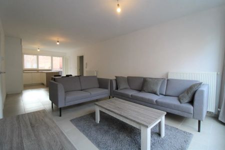 Appartement met twee slaapkamers en autostaanplaats in centrum Roeselare - Photo 4