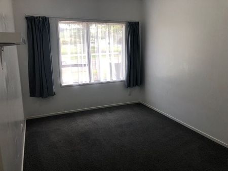 3 Bedroom Flat with Fenced Back Yard - Photo 4