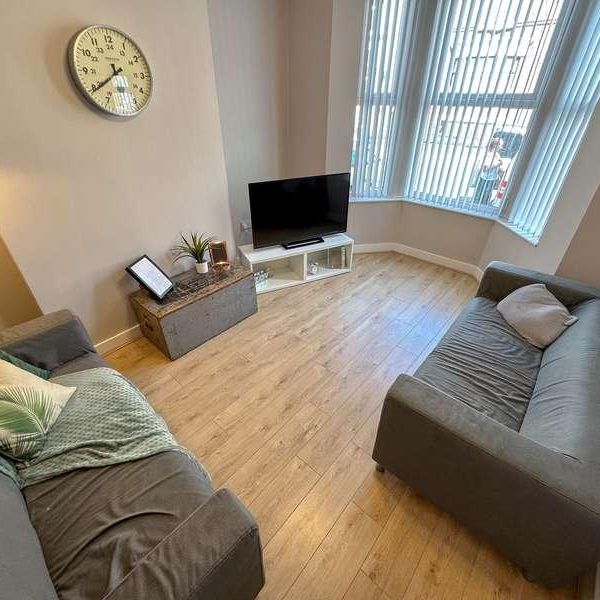 Esher Road, L6 - Photo 1