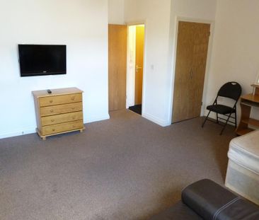 11 Whitefield Tce, Flat 7 - Photo 1