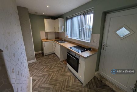 3 bedroom semi-detached house to rent - Photo 2