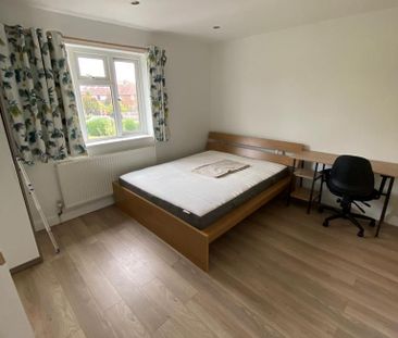 1 bedroom in a flat share to rent - Photo 1