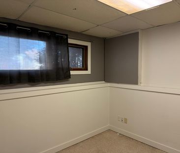 Beautiful 5 Bedroom Home in Eastview! - Photo 5