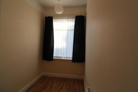 4 bedroom semi-detached house to rent - Photo 3