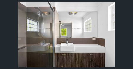 Modern Ground-Floor Living with Air Con & Private Courtyard in Prime Location - Photo 2