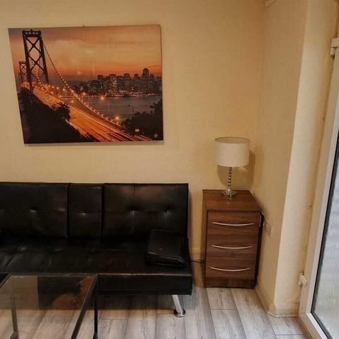 Studio to rent - Photo 1