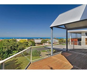 Fully furnished beautiful home with a view. Available for 9 months only - Photo 2