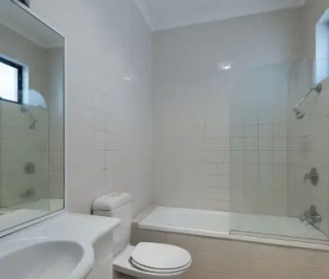 Modern split level 3 Bedroom Town house - Photo 6